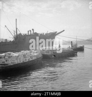 Operation Pedestal, August 1942. Operation Ceres: The unloading of supplies at Malta: lighters loaded with supplies lie alongside the Melbourne Star Stock Photo