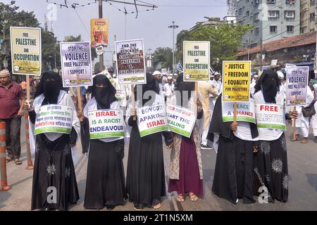 Kolkata, India. 14th Oct, 2023. Activists of of Jamait-E-Ulma Hind block the main streets to take part during a demonstration to protest against Israel attack on Gaza. on October 14, 2023 in Kolkata.India. (Credit Image: © Saikat Paul/eyepix via ZUMA Press Wire) EDITORIAL USAGE ONLY! Not for Commercial USAGE! Stock Photo