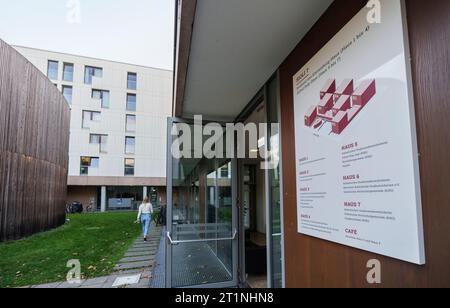 PRODUCTION - 13 October 2023, Hesse, Frankfurt/Main: A map of the Catholic student dormitory is posted on an exterior façade. The housing units are located on the Westend campus at Johann Wolfgang Goethe University. These days, thousands of young people in Hesse are beginning a course of study or a new course of study. (to dpa: 'Trend towards more freshmen in Hesse - Tense housing market') Photo: Andreas Arnold/dpa Stock Photo