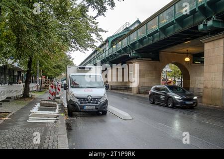 Nach der Fertigstellung des ersten Bauabschnitts eines von der Straßen abgetrennten Fahrradwegs an der Schönhauser Allee in Berlin-Prenzlauer Berg parken auf dem Radweg Fahrzeuge. / After the completion of the first construction phase of a bicycle lane separated from the streets on Schönhauser Allee in Berlin-Prenzlauer Berg, vehicles are parked on the bicycle lane. Parkende Fahrzeug auf einem Radweg *** After the completion of the first construction phase of a bicycle lane separated from the streets on Schönhauser Allee in Berlin Prenzlauer Berg, vehicles are parked on the bicycle lane Parkin Stock Photo