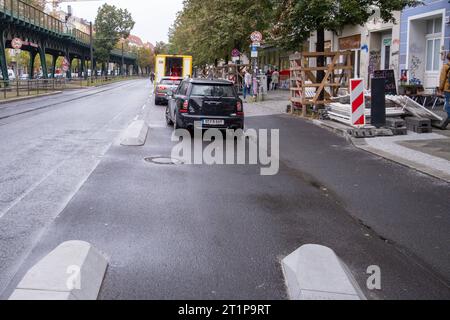 Nach der Fertigstellung des ersten Bauabschnitts eines von der Straßen abgetrennten Fahrradwegs an der Schönhauser Allee in Berlin-Prenzlauer Berg parken auf dem Radweg Fahrzeuge. / After the completion of the first construction phase of a bicycle lane separated from the streets on Schönhauser Allee in Berlin-Prenzlauer Berg, vehicles are parked on the bicycle lane. Parkende Fahrzeug auf einem Radweg *** After the completion of the first construction phase of a bicycle lane separated from the streets on Schönhauser Allee in Berlin Prenzlauer Berg, vehicles are parked on the bicycle lane Parkin Stock Photo