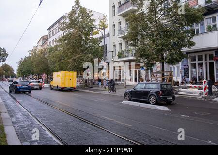 Nach der Fertigstellung des ersten Bauabschnitts eines von der Straßen abgetrennten Fahrradwegs an der Schönhauser Allee in Berlin-Prenzlauer Berg parken auf dem Radweg Fahrzeuge. / After the completion of the first construction phase of a bicycle lane separated from the streets on Schönhauser Allee in Berlin-Prenzlauer Berg, vehicles are parked on the bicycle lane. Parkende Fahrzeug auf einem Radweg *** After the completion of the first construction phase of a bicycle lane separated from the streets on Schönhauser Allee in Berlin Prenzlauer Berg, vehicles are parked on the bicycle lane Parkin Stock Photo