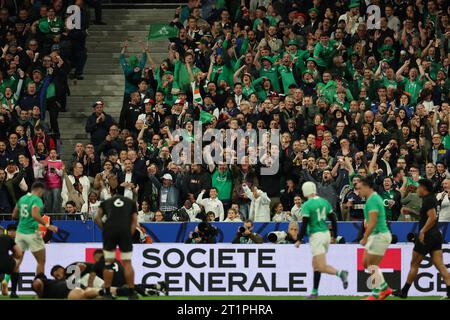 Paris, France. 15th Oct, 2023. BUNDEE AKI of Team Ireland (12) scores his team first try in the Quarterfinal between Ireland and New Zealand of the Rugby World Cup 2023 in France ( Credit: Mickael Chavet/Alamy Live News Stock Photo