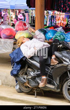 Vietnamese man at Can Cau market smoking from a bamboo water bong Stock ...