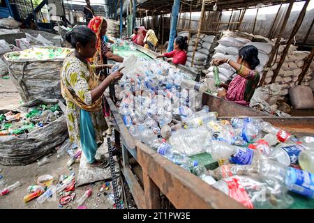 Plastikflaschen Sortierung und Recycling in Bangladesch Employees recycling empty pet bottles to be reused again in a plastic bottle recycling factory on October 15, 2023 in Dhaka, Bangladesh. Almost all juice, beverage and drinking water products are packaged in plastic bottles. These bottles are collected from streets, shops and homes. Wari Dhaka District Bangladesh Copyright: xHabiburxRahmanx Credit: Imago/Alamy Live News Stock Photo