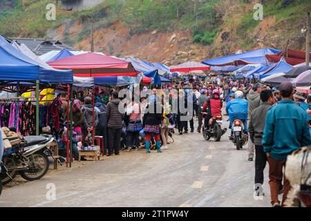 Can Cau Market Scene, Vietnam. Hmong Women Talking. Lao Cai Province. Stock Photo