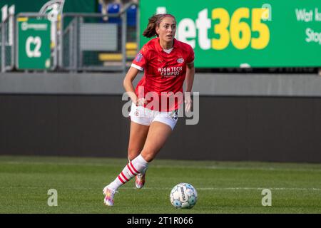 Sittard, The Netherlands. 14th Oct, 2023. Sittard, the Netherlands, October 14 2023: Suzanne Giesen (25 PSV) in action during the Azerion Eredivisie Vrouwen game between Fortuna Sittard and PSV at Fortuna Sittard Stadion in Sittard, the Netherlands. (Leiting Gao/SPP) Credit: SPP Sport Press Photo. /Alamy Live News Stock Photo