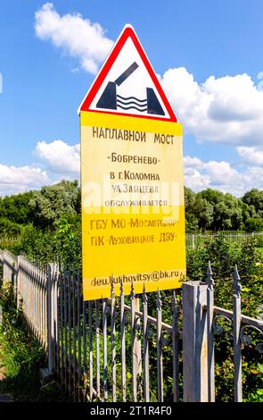 Kolomna, Russia - July 17, 2023: Guide sign with information of Bobrenevsky pontoon bridge on Moskva River in Kolomna. Text in russian: Bobrenevsky po Stock Photo