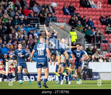 Salford, Lancashire, UK. 15th October 2023; AJ Bell Stadium, Salford, Lancashire, England; Gallagher Premiership Rugby, Sale Sharks versus Northampton; Sam James of Sale Sharks jumps for the ball Credit: Action Plus Sports Images/Alamy Live News Stock Photo