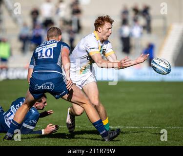 Salford, Lancashire, UK. 15th October 2023; AJ Bell Stadium, Salford, Lancashire, England; Gallagher Premiership Rugby, Sale Sharks versus Northampton; George Hendy of Northampton Saints passes the ball Credit: Action Plus Sports Images/Alamy Live News Stock Photo