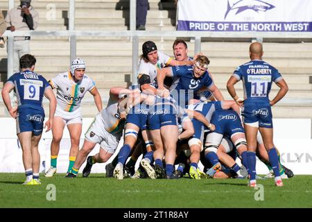 Eccles, UK. 15th Oct, 2023. Sale Sharks forward drive for the line during the Gallagher Premiership match Sale Sharks vs Northampton Saints at AJ Bell Stadium, Eccles, United Kingdom, 15th October 2023 (Photo by Steve Flynn/News Images) in Eccles, United Kingdom on 10/15/2023. (Photo by Steve Flynn/News Images/Sipa USA) Credit: Sipa USA/Alamy Live News Stock Photo