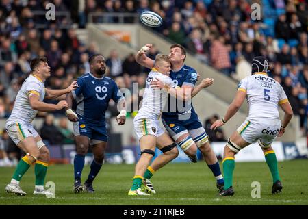 Salford, Lancashire, UK. 15th October 2023; AJ Bell Stadium, Salford, Lancashire, England; Gallagher Premiership Rugby, Sale Sharks versus Northampton; Cobus Weise of Sale Sharks looks for the ball Credit: Action Plus Sports Images/Alamy Live News Stock Photo