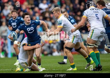 Salford, Lancashire, UK. 15th October 2023; AJ Bell Stadium, Salford, Lancashire, England; Gallagher Premiership Rugby, Sale Sharks versus Northampton; Raffi Quirke of Sale Sharks passes the ball Credit: Action Plus Sports Images/Alamy Live News Stock Photo