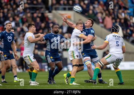 Salford, Lancashire, UK. 15th October 2023; AJ Bell Stadium, Salford, Lancashire, England; Gallagher Premiership Rugby, Sale Sharks versus Northampton; Cobus Weise of Sale Sharks looks for the ball Credit: Action Plus Sports Images/Alamy Live News Stock Photo