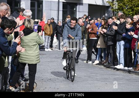 Retiring cyclist Greg Van Avermaet is cheered by people as he arrives on the square, during a farewell event 'Goodbye Greg' for cyclist Van Avermaet, in Dendermonde. Van Avermaet says goodbye to the cycling peloton. After seventeen professional seasons with 42 victories, including Paris-Roubaix and the 2016 Olympic road race in Rio, he is officially hanging up his bike. To say goodbye in an appropriate manner, he organizes a cycling and football festival in his home town of Dendermonde. In the morning there is a Fan Ride and in the afternoon there is a Fan Zone and free festival. BELGA PHOTO T Stock Photo