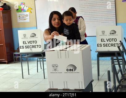 ELECCIONES-CUENCA Cuenca, Ecuador 15 de octubre de 2023 Segun ha informado el Consejo Nacional Electora CNE, la jornada civica empezara este 15 de octubre, a las 07:00, con la instalacion de las juntas receptoras del voto JRV en los recintos electorales de todo el pais y culminara a las 17:00 para el conteo de votos. Los cuencanos ejercieron su voto con total normalidad el dia de hoy. foto Boris Romoleroux/API POL-ELECCIONES-CUENCA-72df2e1319c21b509a3a571436598751 *** CUENCA ELECTIONS Cuenca, Ecuador October 15, 2023 According to the National Electoral Council CNE, the civic day will begin thi Stock Photo