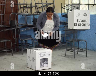 ELECCIONES-CUENCA Cuenca, Ecuador 15 de octubre de 2023 Segun ha informado el Consejo Nacional Electora CNE, la jornada civica empezara este 15 de octubre, a las 07:00, con la instalacion de las juntas receptoras del voto JRV en los recintos electorales de todo el pais y culminara a las 17:00 para el conteo de votos. Los cuencanos ejercieron su voto con total normalidad el dia de hoy. foto Boris Romoleroux/API POL-ELECCIONES-CUENCA-2dabd4430478b8272e040d9caa78fdbd *** CUENCA ELECTIONS Cuenca, Ecuador October 15, 2023 According to the National Electoral Council CNE, the civic day will begin thi Stock Photo