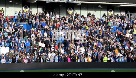 Brighton UK 15th October 2023 -  Fans and players stand for a minutes silence in respect of those losing  their lives in the Middle East during the Barclays  Women's Super League football match between Brighton & Hove Albion and Tottenham Hotspur at The American Express Stadium (Editorial Use Only) : Credit Simon Dack /TPI/ Alamy Live News Stock Photo