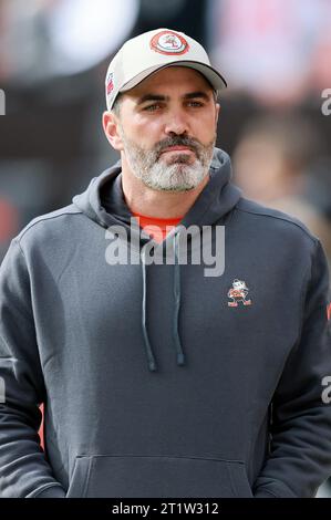 Cleveland, United States. 15th Oct, 2023. Cleveland Brown's head coach Kevin Stefanski walks on the field prior to the Browns game against the San Francisco 49ers in Cleveland, Ohio Sunday October 15, 2023. Photo by Aaron Josefczyk/UPI Credit: UPI/Alamy Live News Stock Photo