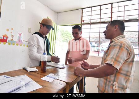 MANTA ELECCIONES SEGUNDA VUELTA Manta, 15 de octubre del 2023. Ambiente electoral mientras se lleva a cabo la segunda vuelta de las Elecciones Anticipadas 2023. Chone Manabi Ecuador POL-MANTAELECCIONESSEGUNDAVUELTA-12445a7aeeff87cd05cae7a32d35d219 *** MANTA ELECTIONS SECOND ROUND ELECTIONS Manta, October 15, 2023 Electoral atmosphere while the second round of the Early Elections 2023 Chone Manabi Ecuador POL MANTAELECCIONESSEGUNDAVUELTA 12445a7aeeff87cd05cae7a32d35d219 Copyright: xArielxOchoax Credit: Imago/Alamy Live News Stock Photo