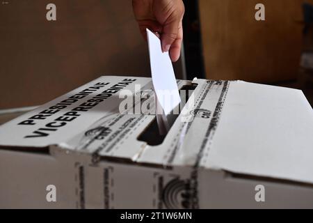 MANTA ELECCIONES SEGUNDA VUELTA Manta, 15 de octubre del 2023. Ambiente electoral mientras se lleva a cabo la segunda vuelta de las Elecciones Anticipadas 2023. Chone Manabi Ecuador POL-MANTAELECCIONESSEGUNDAVUELTA-d15a636561ba0250f28edfc63a45906c *** MANTA ELECTIONS SECOND ROUND ELECTIONS Manta, October 15, 2023 Electoral environment while the second round of the Early Elections 2023 Chone Manabi Ecuador POL MANTAELECCIONESSEGUNDAVUELTA d15a636561ba0250f28edfc63a45906c Copyright: xArielxOchoax Credit: Imago/Alamy Live News Stock Photo