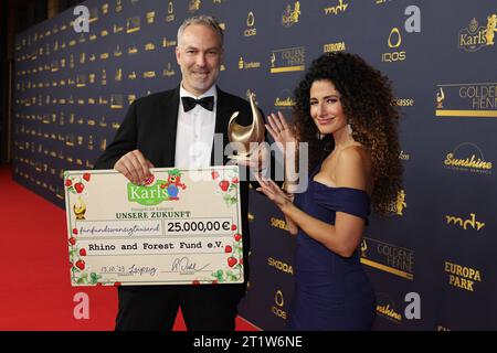 Marwa Eldessouky und Robert Risch Verleihung Goldene Henne 2023 Marwa Eldessouky mit Robert Risch, Preisträger in der Kategorie Unsere Zukunft. Verleihung der Goldenen Henne 2023 am 13.10.2023 im Studio 3 der Media City des MDR. Leipzig, Sachsen, Deutschland. *** Marwa Eldessouky and Robert Risch Golden Hen 2023 award ceremony Marwa Eldessouky with Robert Risch, award winner in the category Our Future Golden Hen 2023 award ceremony on 13 10 2023 in Studio 3 of the Media City of MDR Leipzig, Saxony, Germany. Credit: Imago/Alamy Live News Stock Photo