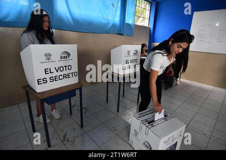 MANTA ELECCIONES SEGUNDA VUELTA Manta, 15 de octubre del 2023. Ambiente electoral mientras se lleva a cabo la segunda vuelta de las Elecciones Anticipadas 2023. Chone Manabi Ecuador POL-MANTAELECCIONESSEGUNDAVUELTA-ee469ffd8c41f7eb6b74c2a112441843 *** MANTA ELECTIONS SECOND ROUND ELECTIONS Manta, October 15, 2023 Electoral environment while the second round of the Early Elections 2023 Chone Manabi Ecuador POL MANTAELECCIONESSEGUNDAVUELTA ee469ffd8c41f7eb6b74c2a112441843 Copyright: xArielxOchoax Credit: Imago/Alamy Live News Stock Photo