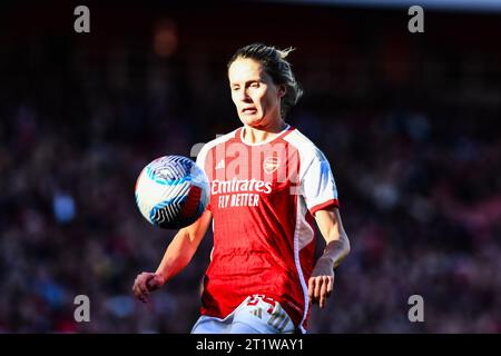 London, UK. 15th October 2023. Cloe Lacasse (24 Arsenal) controls the ball during the Barclays FA Women's Super League match between Arsenal and Aston Villa at the Emirates Stadium, London on Sunday 15th October 2023. (Photo: Kevin Hodgson | MI News) Credit: MI News & Sport /Alamy Live News Stock Photo