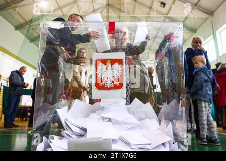 Krakow, Poland. 15th Oct, 2023. People cast heir ballots at a polling station in Polish parliamentary elections on October 15, 2023 in Krakow, Poland. (Credit Image: © Beata Zawrzel/ZUMA Press Wire) EDITORIAL USAGE ONLY! Not for Commercial USAGE! Credit: ZUMA Press, Inc./Alamy Live News Stock Photo