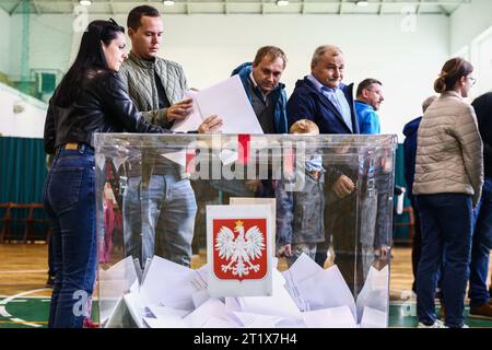 Krakow, Poland. 15th Oct, 2023. People cast heir ballots at a polling station in Polish parliamentary elections on October 15, 2023 in Krakow, Poland. (Credit Image: © Beata Zawrzel/ZUMA Press Wire) EDITORIAL USAGE ONLY! Not for Commercial USAGE! Credit: ZUMA Press, Inc./Alamy Live News Stock Photo