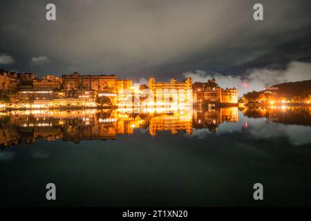 Stunning views of Udaipur City Palace at night from Lake Pichola. Udaipur City Palace is a palace complex in the city of Udaipur, Rajasthan, India. Stock Photo