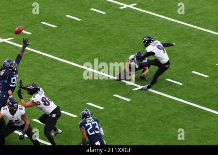 Tottenham Hotspur Stadium, London, UK. 15th Oct, 2023. NFL UK Football, Baltimore Ravens versus Tennessee Titans; Baltimore Ravens kicker Justin Tucker (9) kicks a field goal Credit: Action Plus Sports/Alamy Live News Stock Photo