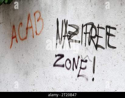 Graffiti : Nazi freie Zone an einer Gartenmauer in Guestrow. .Foto:W ...