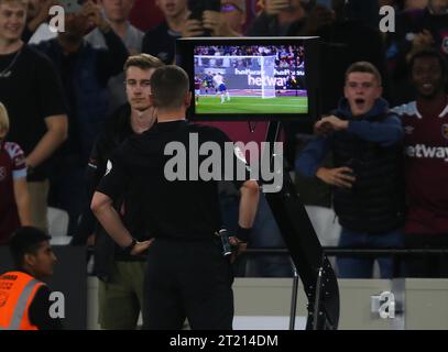 Referee, Peter Banks watches the VAR monitor. - West Ham United v Tottenham Hotspur, Premier League, London Stadium, London, UK - 31st August 2022 Editorial Use Only - DataCo restrictions apply Stock Photo