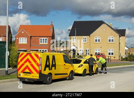 AA man helping motorist at the Greenways development: new homes being built by Beal, on Rawcliffe Road, Goole, East Yorkshire Stock Photo