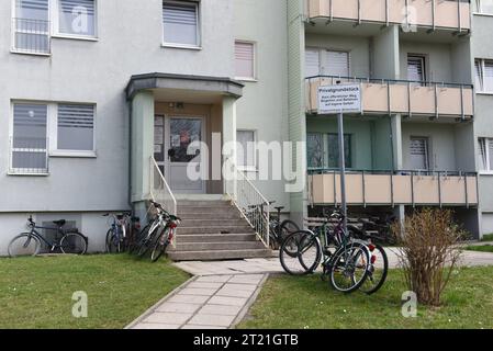 Archivbilder: Hainichen - Suizid eines abgelehnten Asylbewerbers bei versuchter Überstellung 01.04.2021 Hainichen, Ottendorfer Hang im Bild: Der Wohnblock am Ottendorfer Hang in Hainichen, in dem Asylbewerber untergebracht sind. Hainichen Sachsen Deutschland *** Archive Images Hainichen Suicide of a rejected asylum seeker during attempted transfer 01 04 2021 Hainichen, Ottendorfer Hang in picture The apartment block at Ottendorfer Hang in Hainichen, where asylum seekers are housed Hainichen Saxony Germany Copyright: xEHLxMediax 210401 asylheim-hainichen-archiv 4 Credit: Imago/Alamy Live News Stock Photo