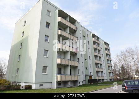 Archivbilder: Hainichen - Suizid eines abgelehnten Asylbewerbers bei versuchter Überstellung 01.04.2021 Hainichen, Ottendorfer Hang im Bild: Der Wohnblock am Ottendorfer Hang in Hainichen, in dem Asylbewerber untergebracht sind. Hainichen Sachsen Deutschland *** Archive Images Hainichen Suicide of a rejected asylum seeker during attempted transfer 01 04 2021 Hainichen, Ottendorfer Hang in picture The apartment block at Ottendorfer Hang in Hainichen, where asylum seekers are housed Hainichen Saxony Germany Copyright: xEHLxMediax 210401 asylheim-hainichen-archiv 10 Credit: Imago/Alamy Live News Stock Photo