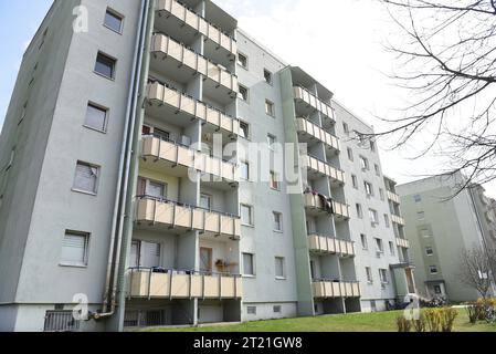 Archivbilder: Hainichen - Suizid eines abgelehnten Asylbewerbers bei versuchter Überstellung 01.04.2021 Hainichen, Ottendorfer Hang im Bild: Der Wohnblock am Ottendorfer Hang in Hainichen, in dem Asylbewerber untergebracht sind. Hainichen Sachsen Deutschland *** Archive Images Hainichen Suicide of a rejected asylum seeker during attempted transfer 01 04 2021 Hainichen, Ottendorfer Hang in picture The apartment block at Ottendorfer Hang in Hainichen, where asylum seekers are housed Hainichen Saxony Germany Copyright: xEHLxMediax 210401 asylheim-hainichen-archiv 7 Credit: Imago/Alamy Live News Stock Photo