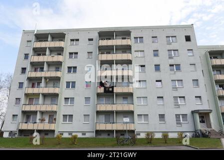 Archivbilder: Hainichen - Suizid eines abgelehnten Asylbewerbers bei versuchter Überstellung 01.04.2021 Hainichen, Ottendorfer Hang im Bild: Der Wohnblock am Ottendorfer Hang in Hainichen, in dem Asylbewerber untergebracht sind. Hainichen Sachsen Deutschland *** Archive Images Hainichen Suicide of a rejected asylum seeker during attempted transfer 01 04 2021 Hainichen, Ottendorfer Hang in picture The apartment block at Ottendorfer Hang in Hainichen, where asylum seekers are housed Hainichen Saxony Germany Copyright: xEHLxMediax 210401 asylheim-hainichen-archiv 2 Credit: Imago/Alamy Live News Stock Photo