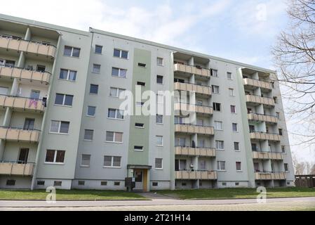 Archivbilder: Hainichen - Suizid eines abgelehnten Asylbewerbers bei versuchter Überstellung 01.04.2021 Hainichen, Ottendorfer Hang im Bild: Der Wohnblock am Ottendorfer Hang in Hainichen, in dem Asylbewerber untergebracht sind. Hainichen Sachsen Deutschland *** Archive Images Hainichen Suicide of a rejected asylum seeker during attempted transfer 01 04 2021 Hainichen, Ottendorfer Hang in picture The apartment block at Ottendorfer Hang in Hainichen, where asylum seekers are housed Hainichen Saxony Germany Copyright: xEHLxMediax 210401 asylheim-hainichen-archiv 8 Credit: Imago/Alamy Live News Stock Photo