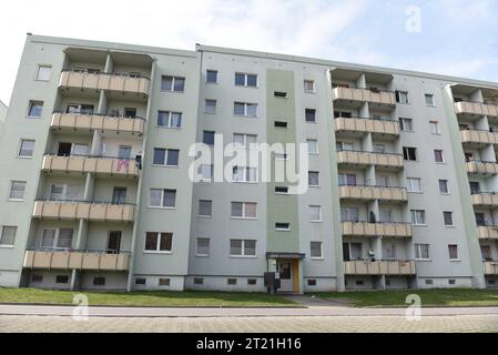 Archivbilder: Hainichen - Suizid eines abgelehnten Asylbewerbers bei versuchter Überstellung 01.04.2021 Hainichen, Ottendorfer Hang im Bild: Der Wohnblock am Ottendorfer Hang in Hainichen, in dem Asylbewerber untergebracht sind. Hainichen Sachsen Deutschland *** Archive Images Hainichen Suicide of a rejected asylum seeker during attempted transfer 01 04 2021 Hainichen, Ottendorfer Hang in picture The apartment block at Ottendorfer Hang in Hainichen, where asylum seekers are housed Hainichen Saxony Germany Copyright: xEHLxMediax 210401 asylheim-hainichen-archiv 9 Credit: Imago/Alamy Live News Stock Photo