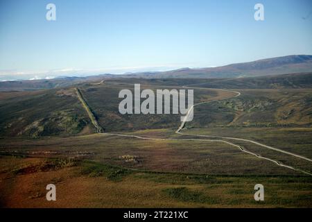 Aerial view of the Trans-Alaska oil pipeline and the Dalton Highway running across the landscape. Subjects: Aerial photography; Human impacts; Oil production; Petroleum industry; Scenics; Tundra. Location: Alaska. Fish and Wildlife Service Site: KANUTI NATIONAL WILDLIFE REFUGE. Stock Photo