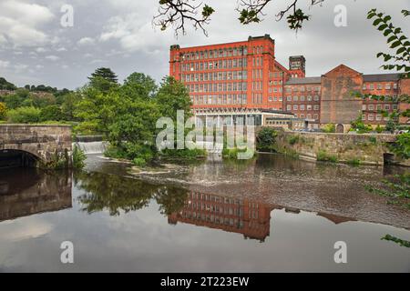 Strutts East mill (centre) and North Mill (right) with the horseshoe weir on the river Derwent, Belper, Derbyshire, England Stock Photo