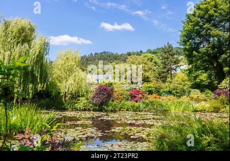 The iconic Water Lily Pond with water lilies and trees at Giverny, the garden of French impressionist painter Claude Monet, Normandy, northern France Stock Photo