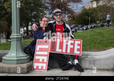 Harrisburg, United States. 16th Oct, 2023. A couple sits on the steps of the Pennsylvania Capitol after walking in the third annual Pennsylvania March for Life in Harrisburg on October 16, 2023. (Photo by Paul Weaver/Sipa USA) Credit: Sipa USA/17�Թ����� Live News Stock Photo
