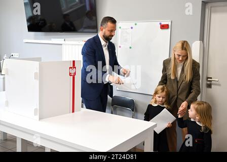 Podolany, Poland. 15th Oct, 2023. Wladyslaw Kosiniak-Kamysz (L), president of PSL and co-leader of Trzecia Droga seen at the polling station with his wife Paulina and daughters. (Photo by Alex Bona/SOPA Images/Sipa USA) Credit: Sipa USA/Alamy Live News Stock Photo