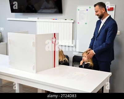 Podolany, Poland. 15th Oct, 2023. Wladyslaw Kosiniak-Kamysz (R), president of PSL and co-leader of Trzecia Droga seen at the polling station with his wife, Paulina. (Photo by Alex Bona/SOPA Images/Sipa USA) Credit: Sipa USA/Alamy Live News Stock Photo