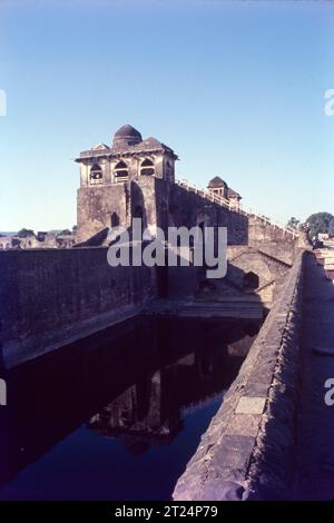 Jahaz Mahal (Ship Palace) This palace is believed to have been built under Ghiyasuddin Khilji in the 15th century for his 15,000 queens. The architecture is apparently inspired by Hindu Culture. Stock Photo