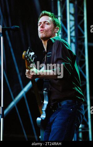 BRYAN ADAMS, CARDIFF, 2002: Bryan Adams playing an open air concert live at Cooper's Field in Cardiff, Wales, UK on 21 July 2002. The Canadian rocker was touring with his Spirit: Stallion of the Cimarron album. Photo: Rob Watkins Stock Photo