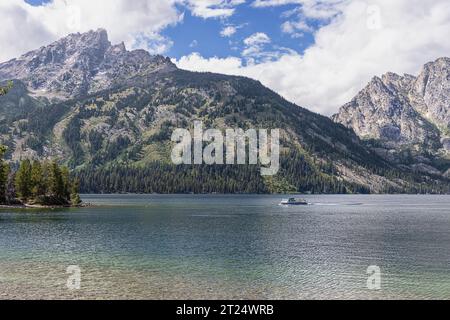 Jenny Lake and the Teton Range with a shuttle on the lake in the Grand Teton National Park Stock Photo